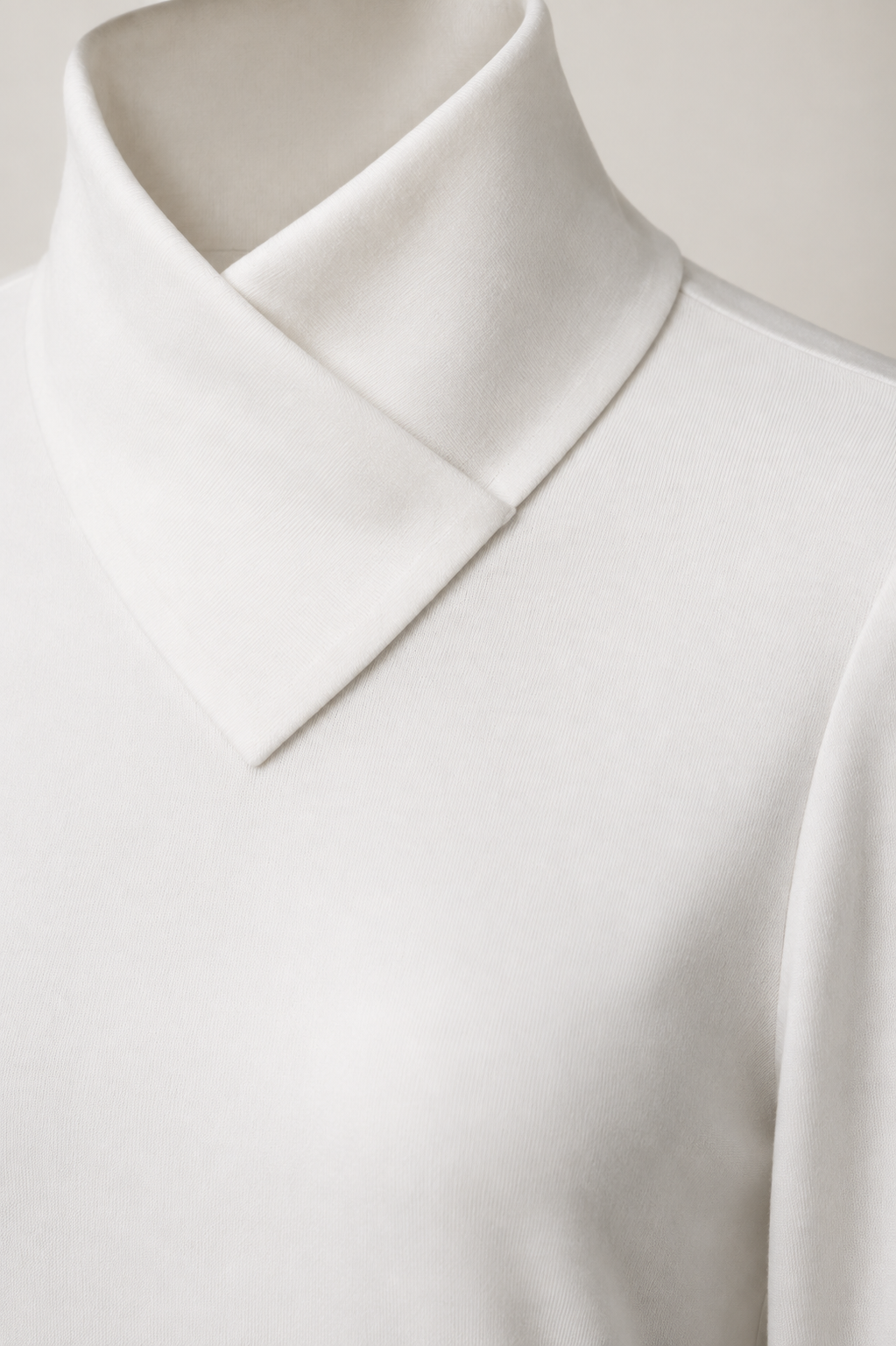 Lucinda | Fine Merino Turtleneck - White fabric detail