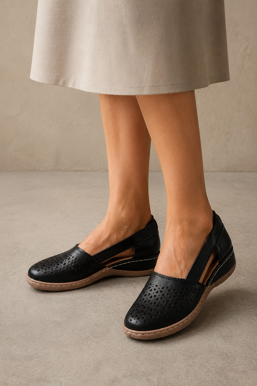 Nadine zwarte cutout comfortschoen – draagbeeld met midi-rok