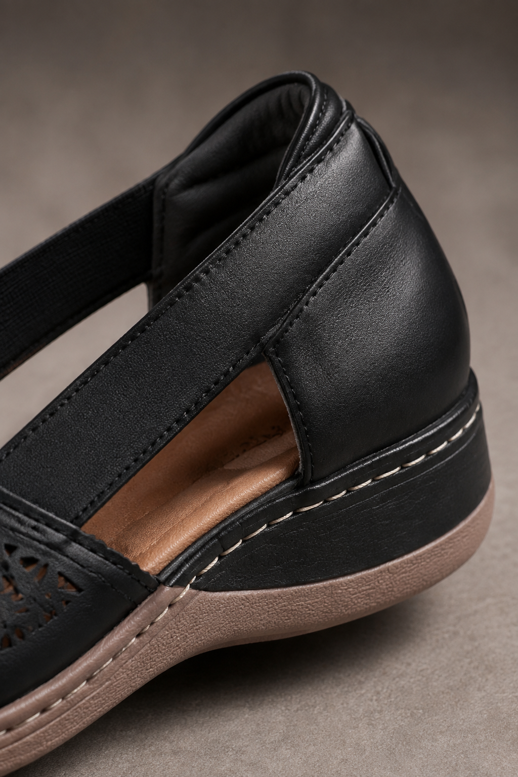 Nadine zwarte cutout comfortschoen – detail zool en hak