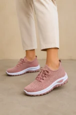 Nikki roze knit walking sneaker – draagbeeld